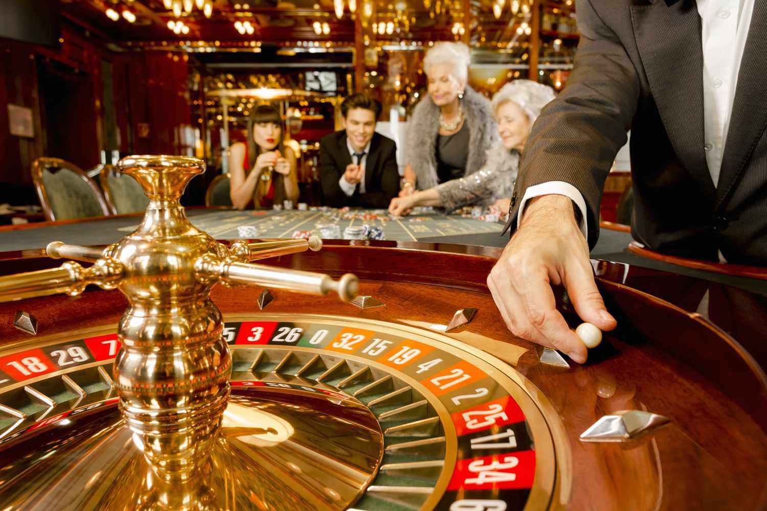 Pengguna mengakses layanan hiburan melalui berbagai perangkat dengan pengaturan privasi lengkap dan mudah