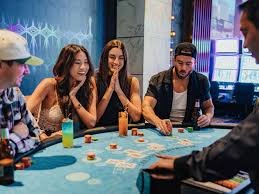Ilustrasi interaksi penggunaa dalam permainan live casino dengan dealer profesional