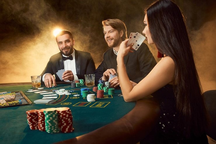 Suasana permainan sportsbook sedang berlangsung di layar smartphone dan komputer